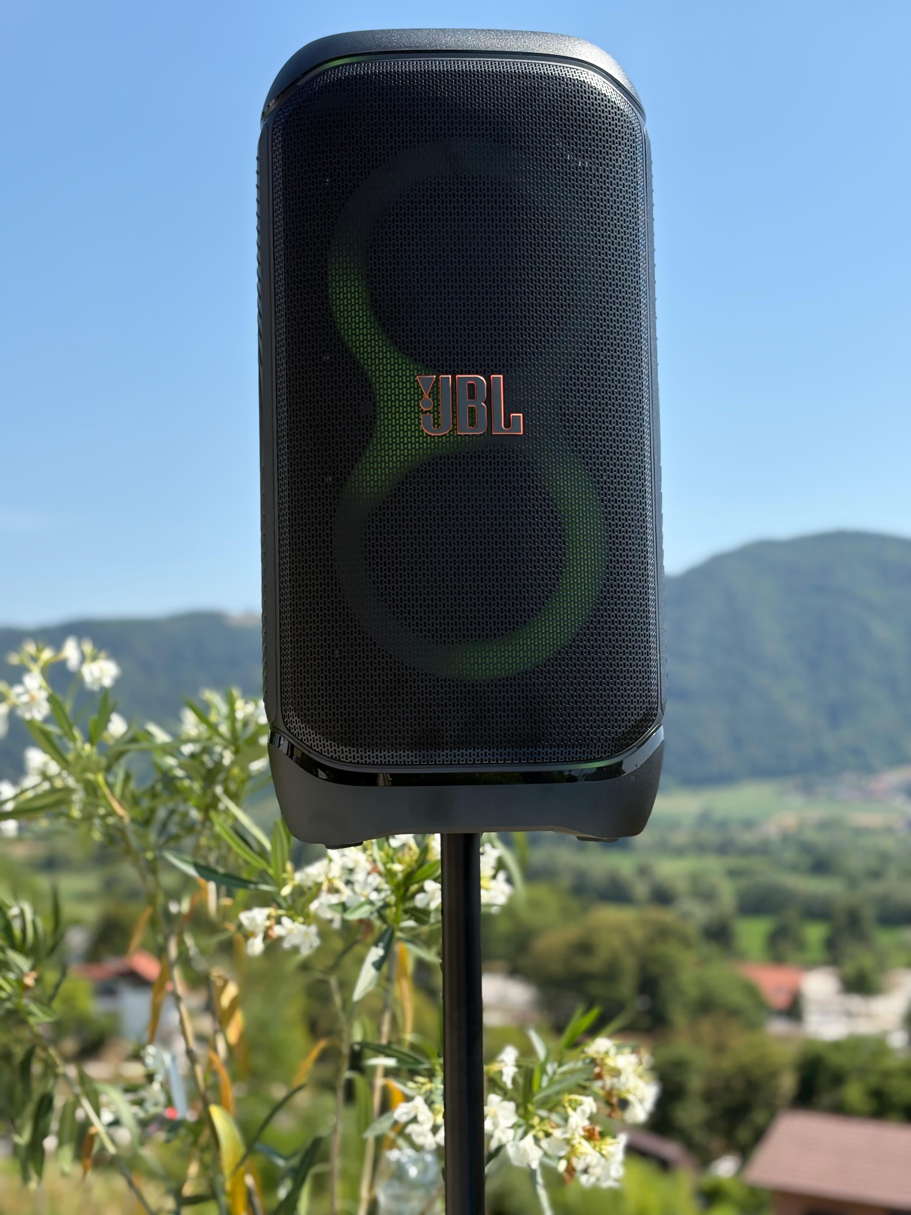 JBL zvučnik na stalku s pogledom