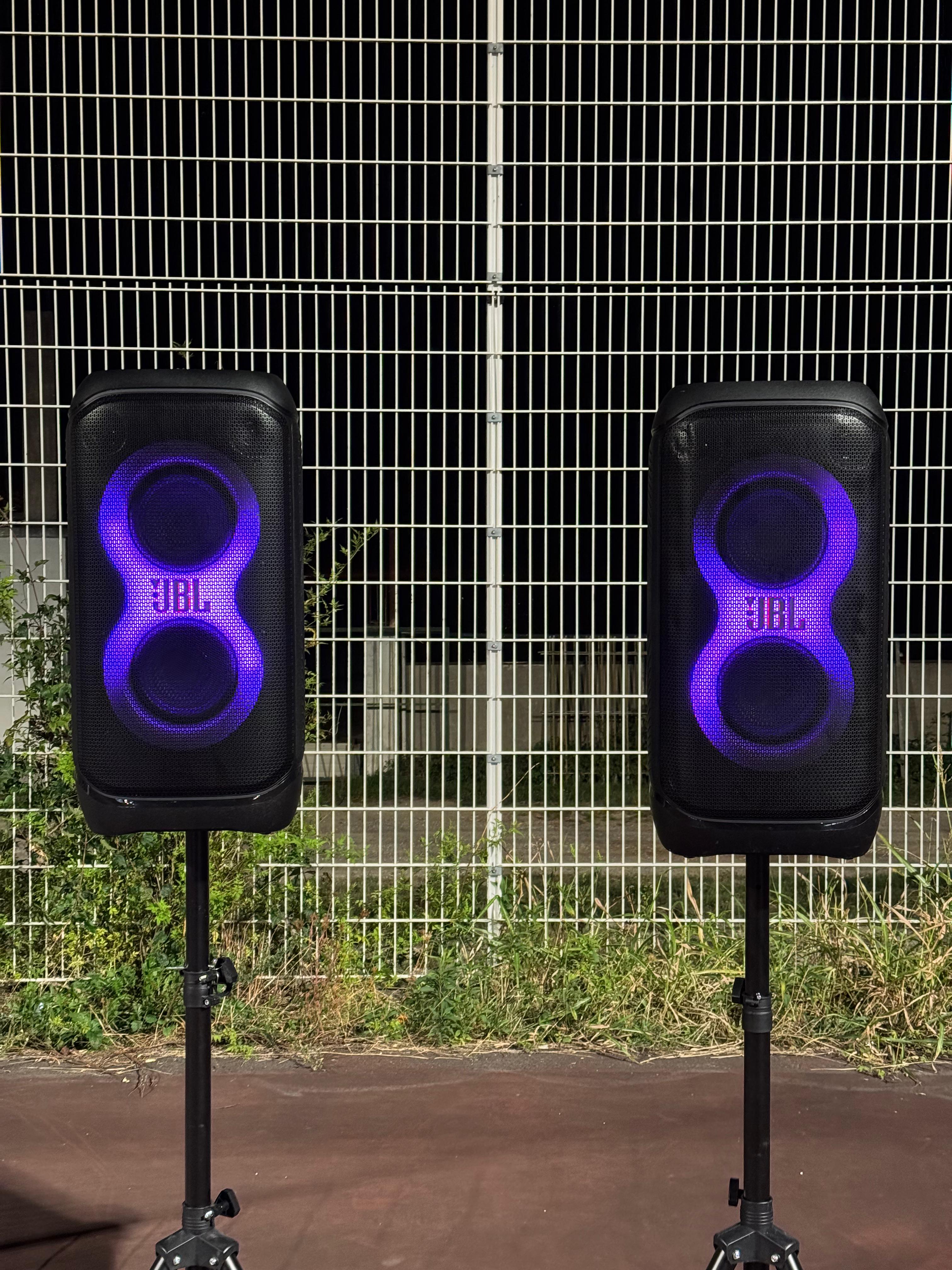Dva JBL zvučnika na stalcima